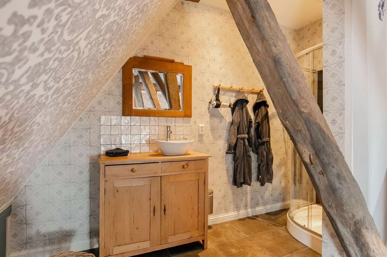 10-14 pax holiday home with seperated appartments and gardens-Bathroom