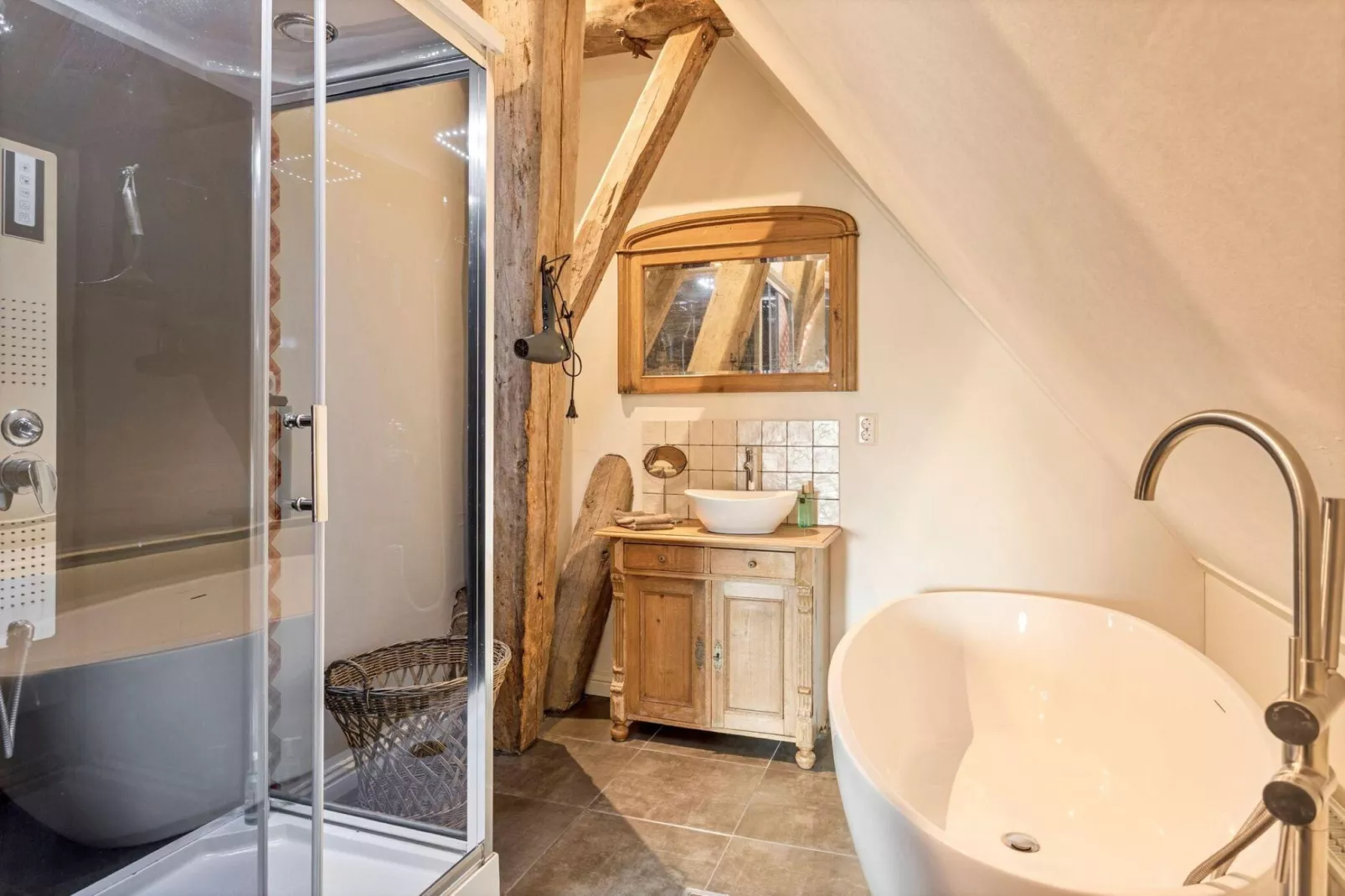 10-14 pax holiday home with seperated appartments and gardens-Bathroom