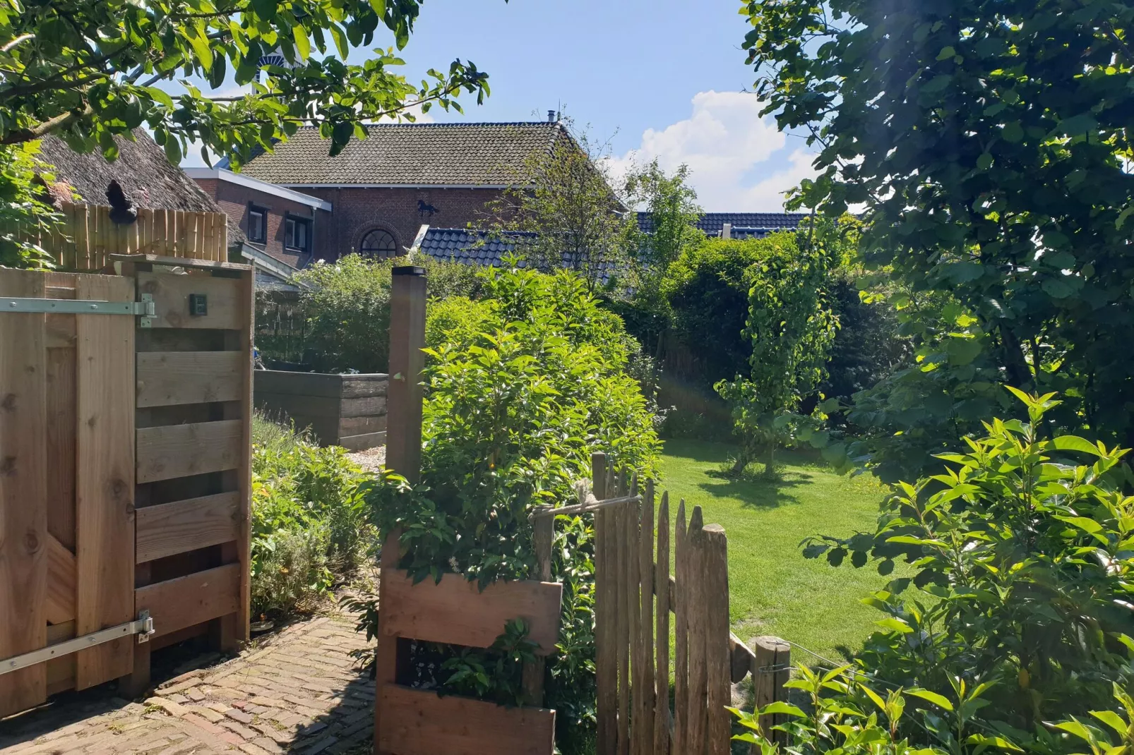 10-14 pax holiday home with seperated appartments and gardens-Gardens summer