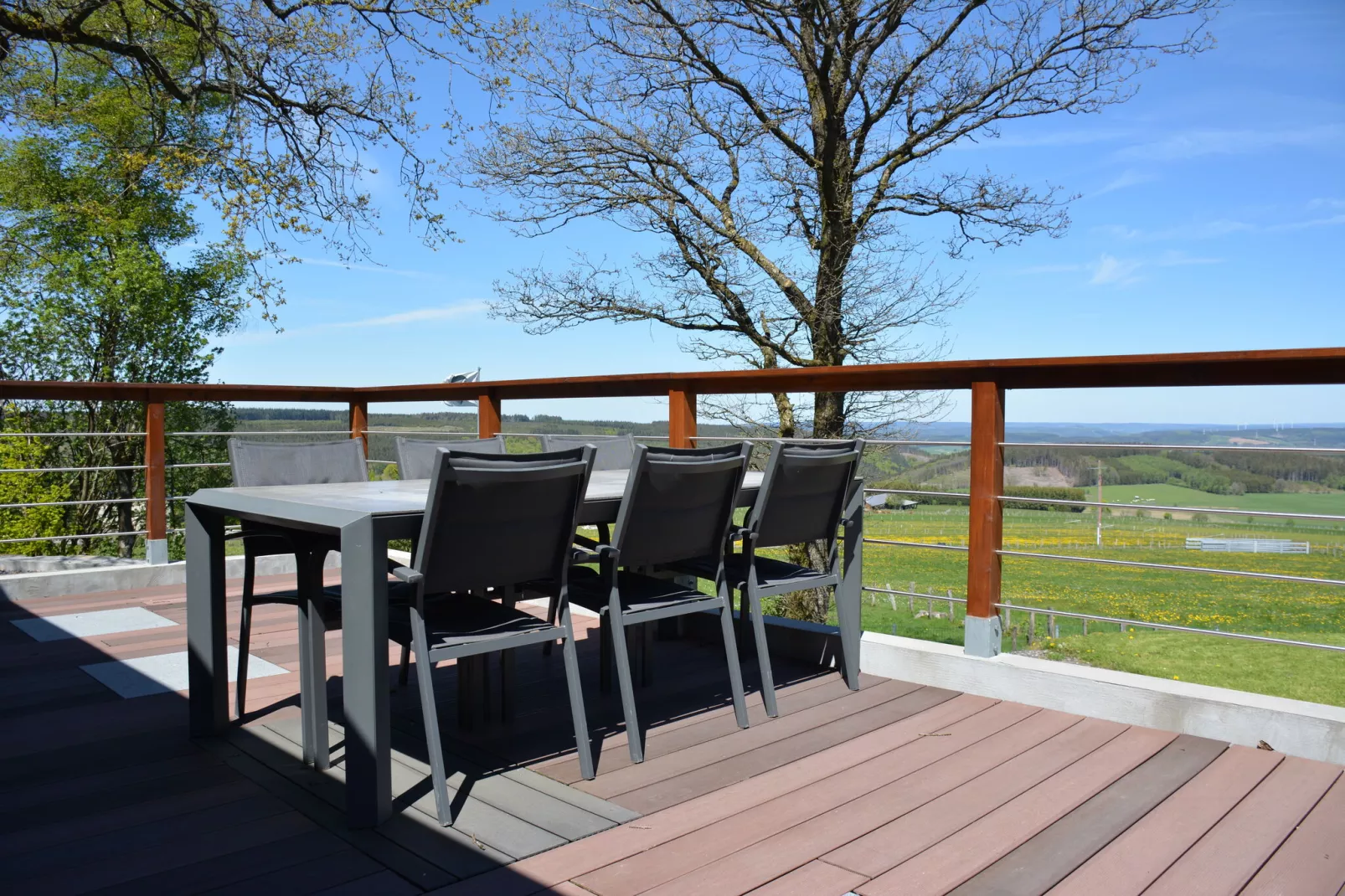 Le Chalet du Coteau-Terrace balcony