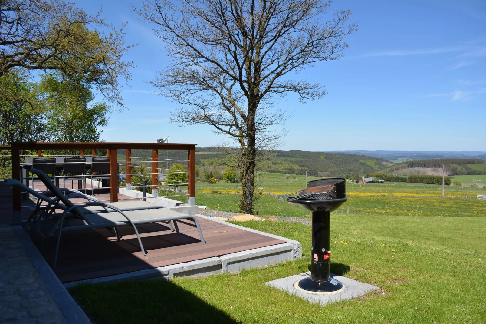 Le Chalet du Coteau-Gardens summer
