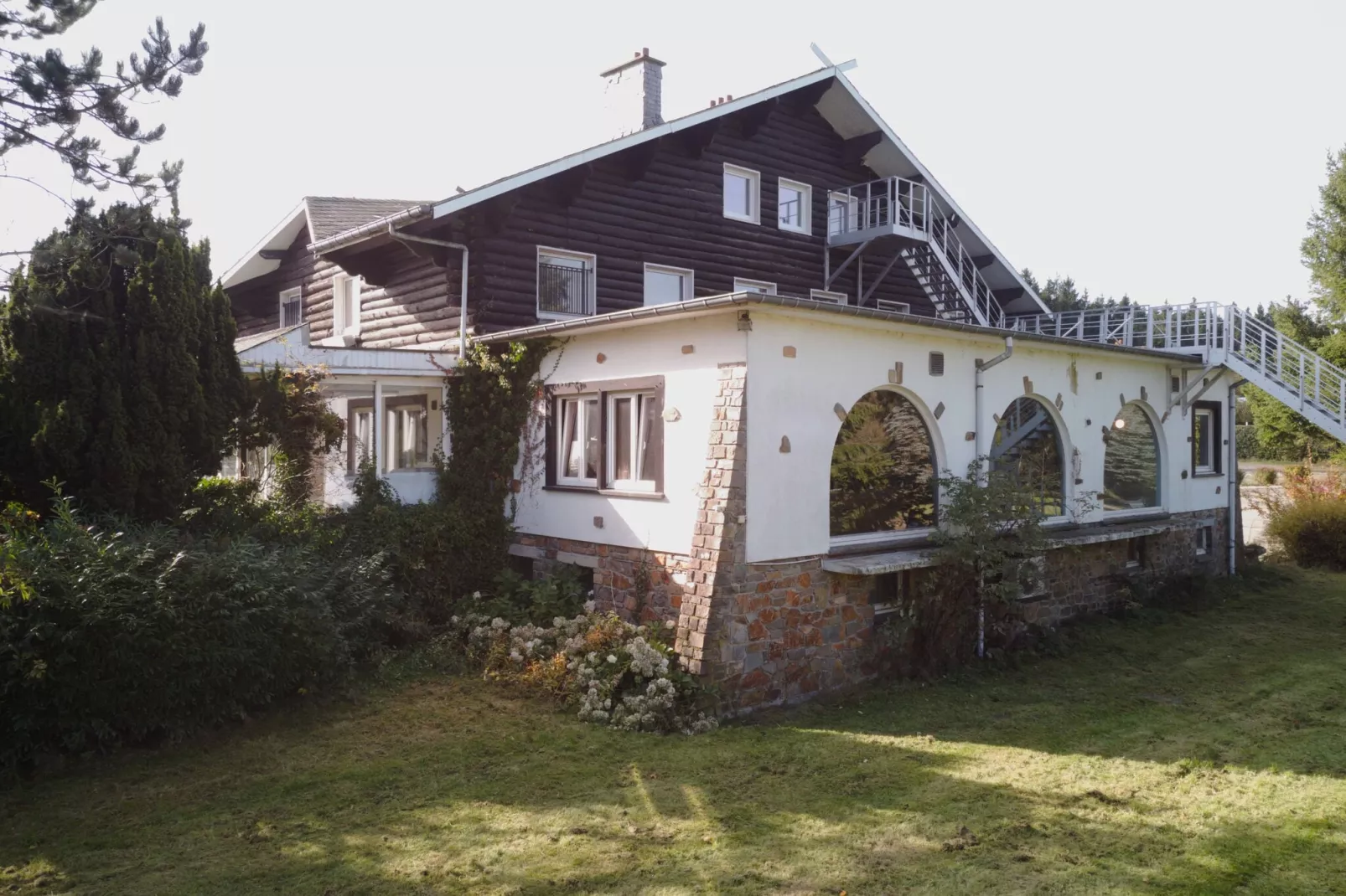 Le hangar-Exterior summer