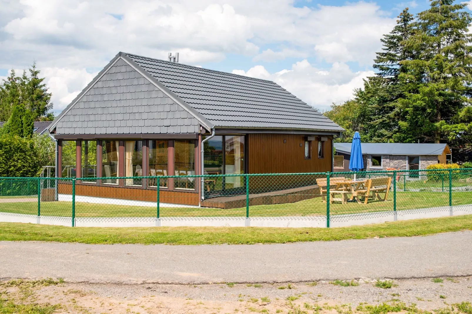 Coteau Saint-Hilaire 3-Exterior summer