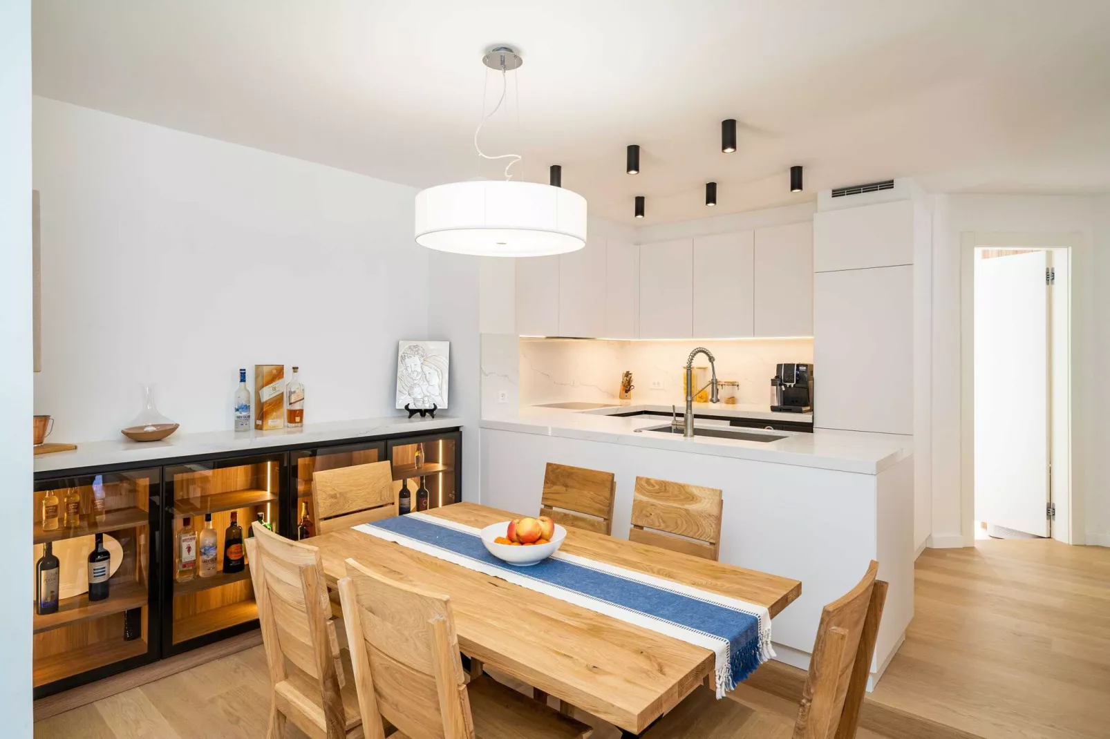 Apartment Villa Claudia - Three Bedroom Apartment with Balcony-Esszimmer