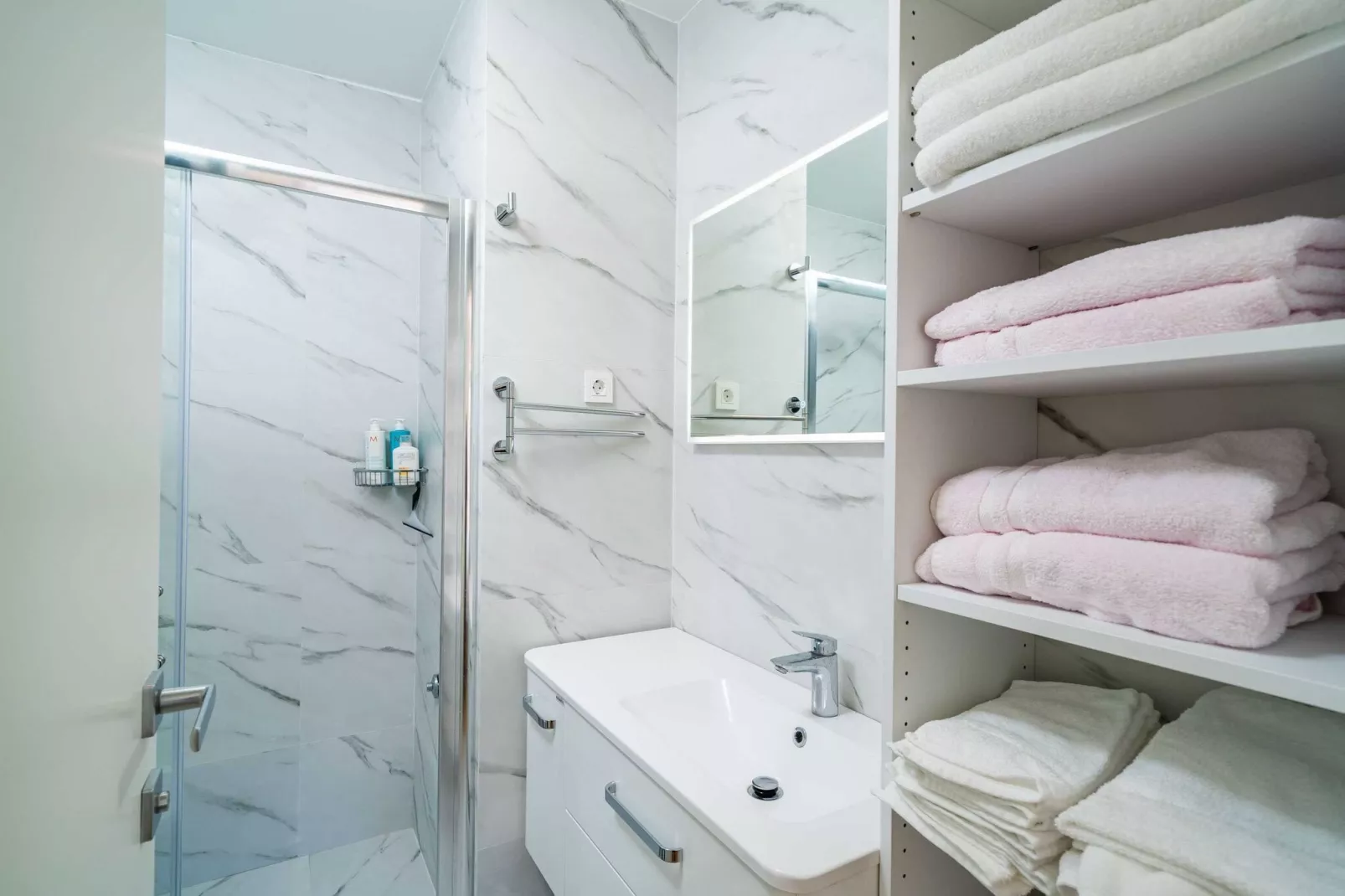 Apartment Villa Claudia - Three Bedroom Apartment with Balcony-Badezimmer