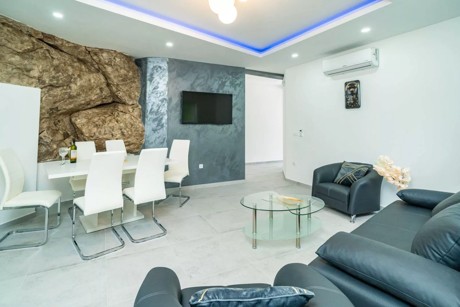 Hidden Gem Apartment - Two Bedroom Apartment with Terrace and Sea View-Living room