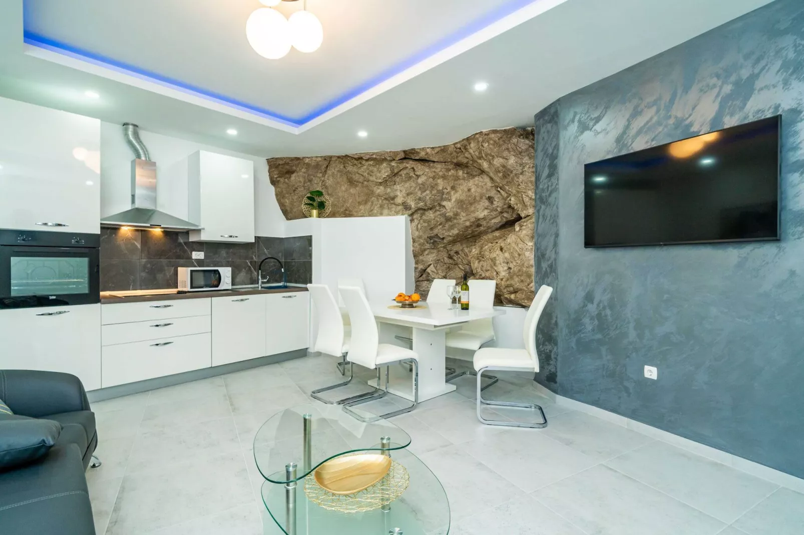 Hidden Gem Apartment - Two Bedroom Apartment with Terrace and Sea View-Dining room