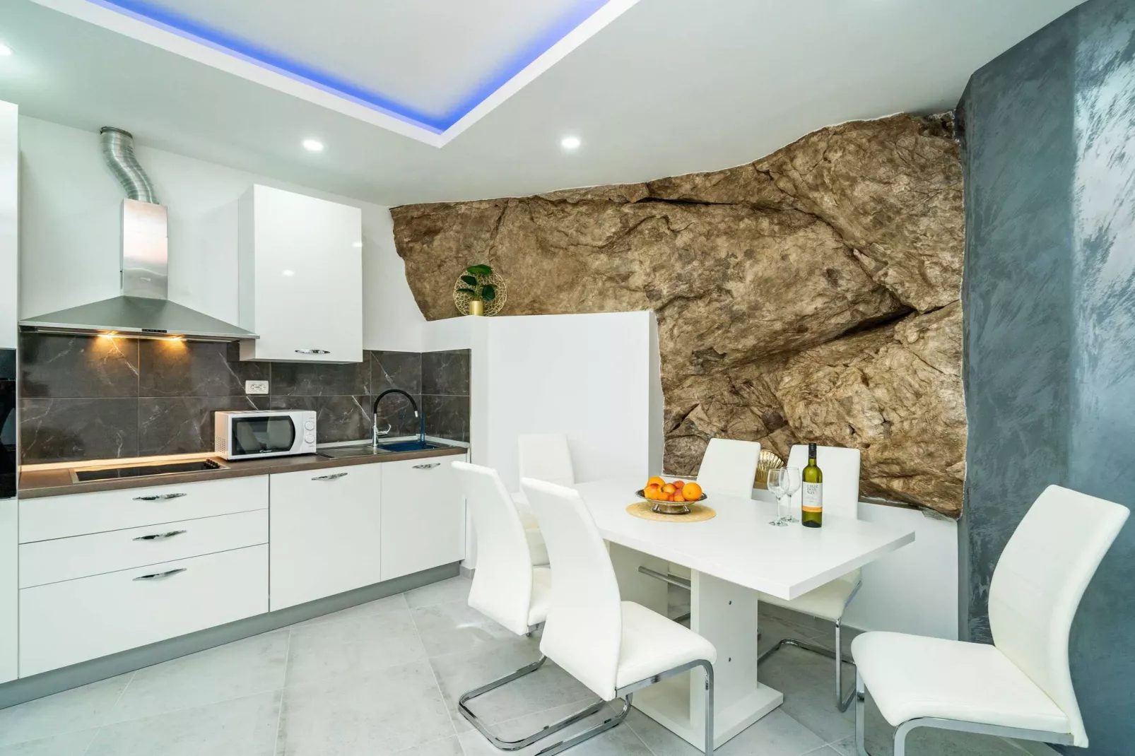 Hidden Gem Apartment - Two Bedroom Apartment with Terrace and Sea View-Kitchen