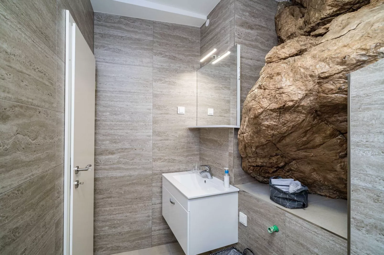 Hidden Gem Apartment - Two Bedroom Apartment with Terrace and Sea View-Bathroom
