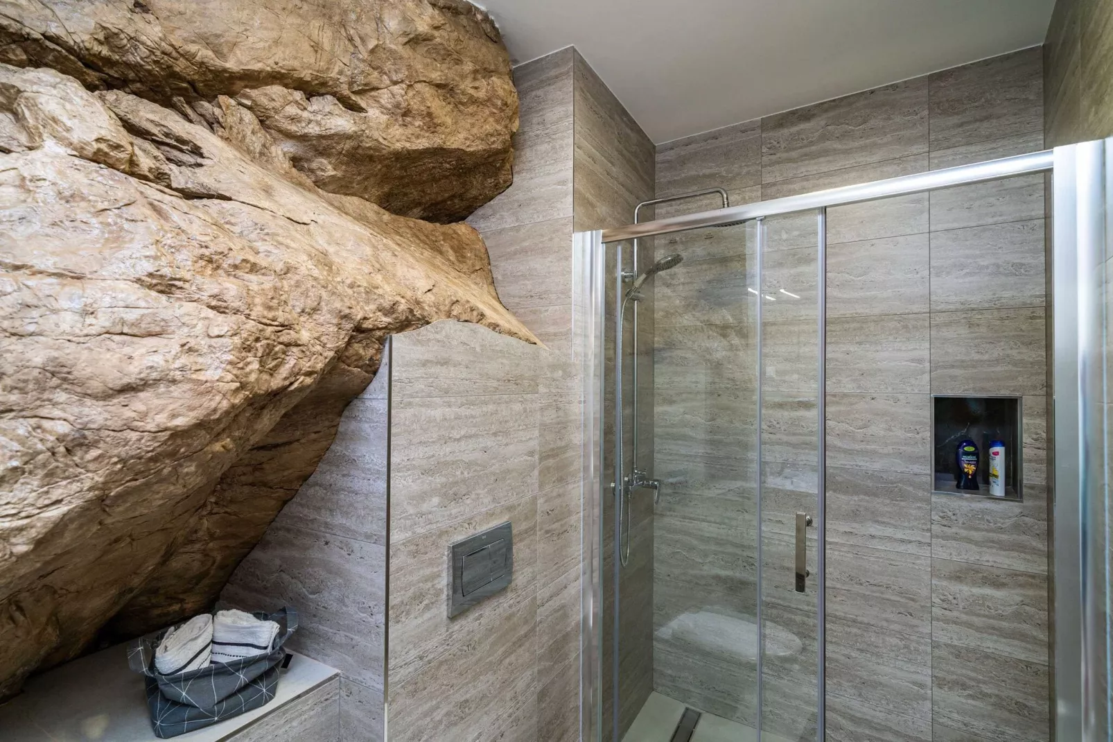 Hidden Gem Apartment - Two Bedroom Apartment with Terrace and Sea View-Bathroom
