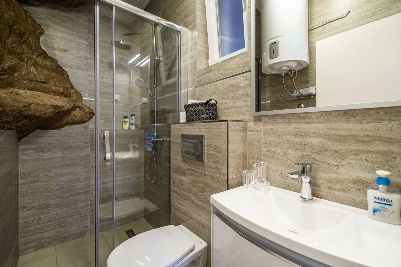 Hidden Gem Apartment - Two Bedroom Apartment with Terrace and Sea View-Bathroom