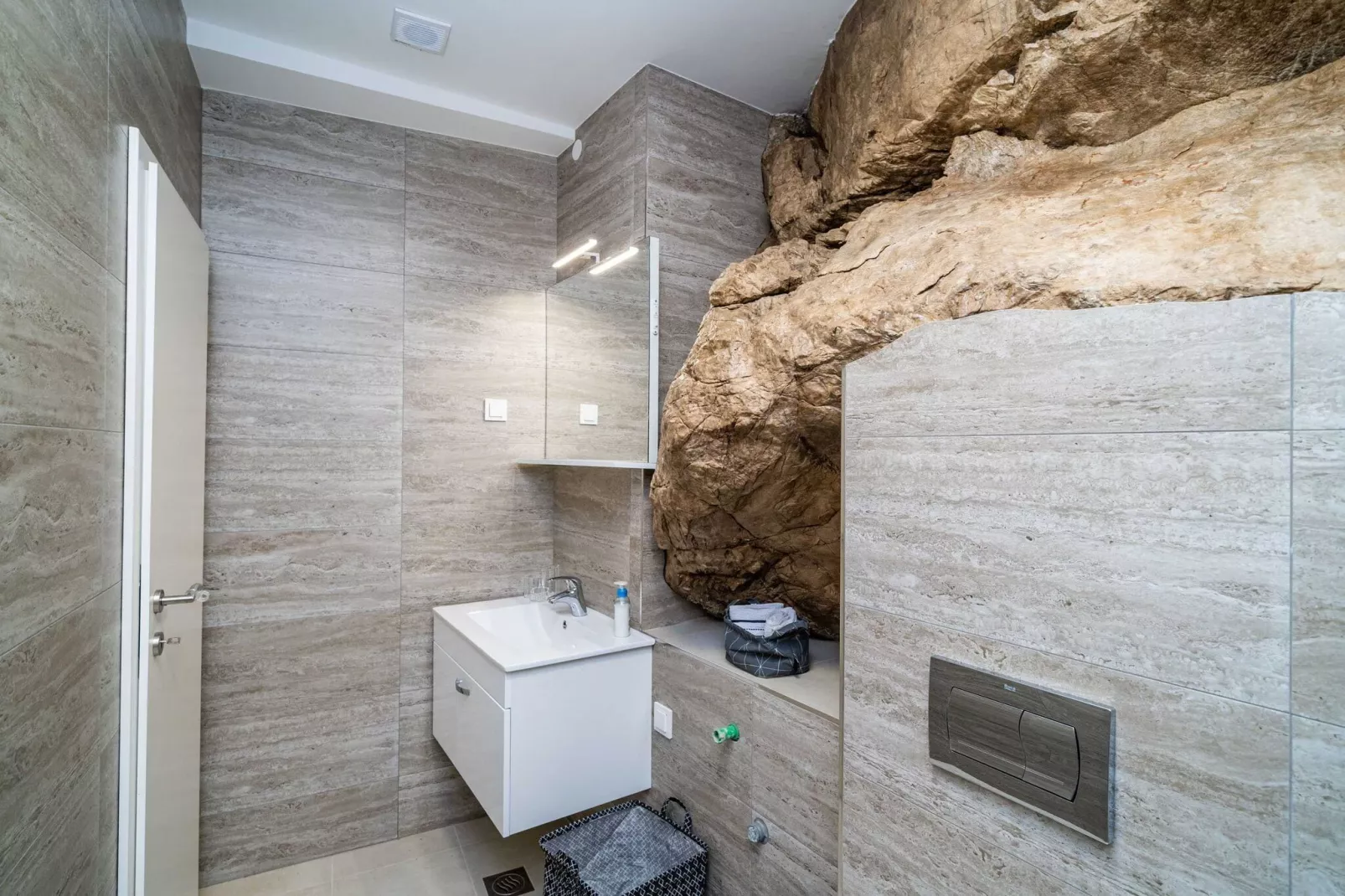 Hidden Gem Apartment - Two Bedroom Apartment with Terrace and Sea View-Bathroom