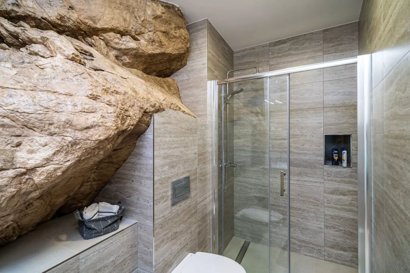 Hidden Gem Apartment - Two Bedroom Apartment with Terrace and Sea View-Bathroom
