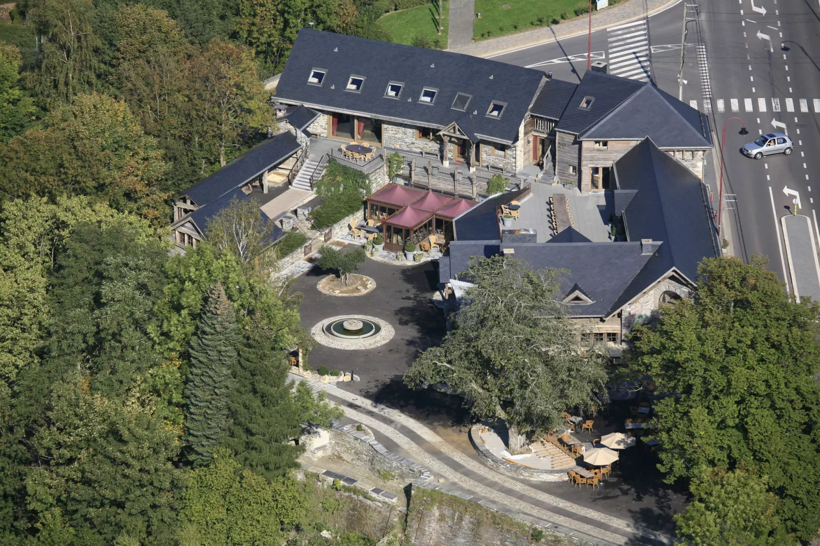 GÎTE CONTES DE SALME Lodge des Contes-Exterior summer