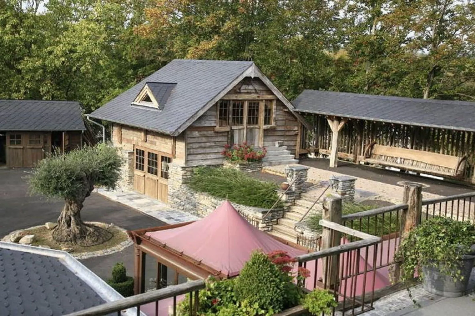 GÎTE CONTES DE SALME Lodge des Contes-Exterior summer
