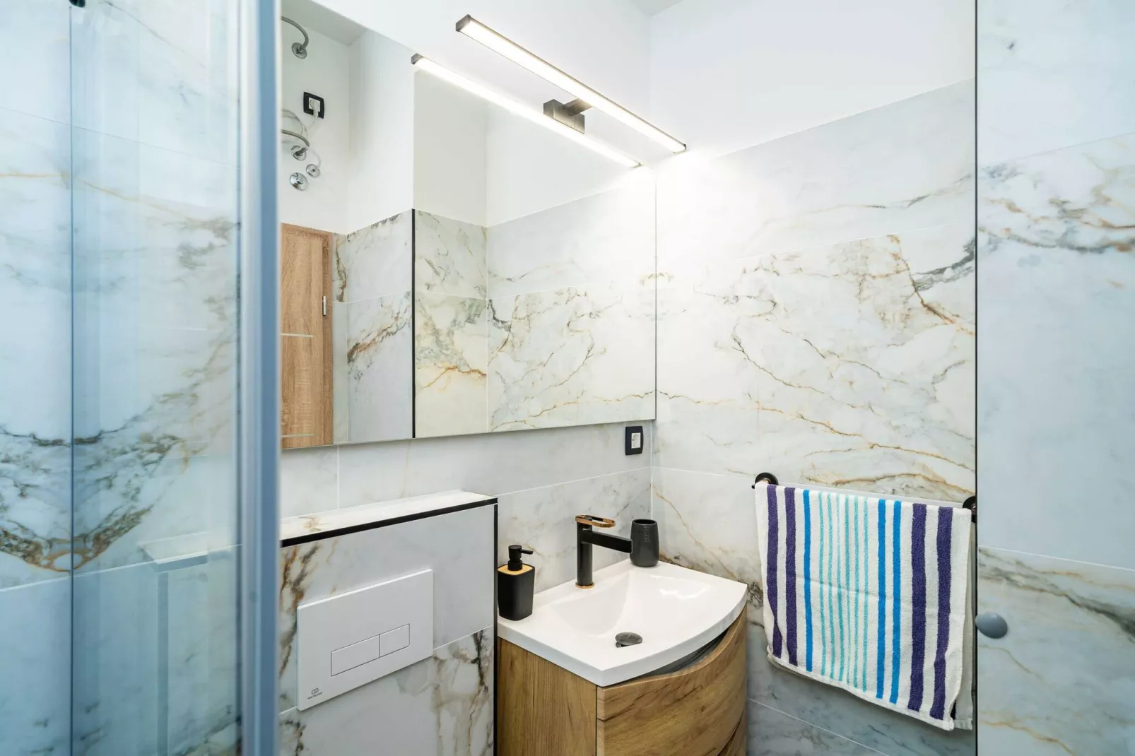 DUxperience Apartment - Two Bedroom Apartment with Terrace and Sea View-Bathroom