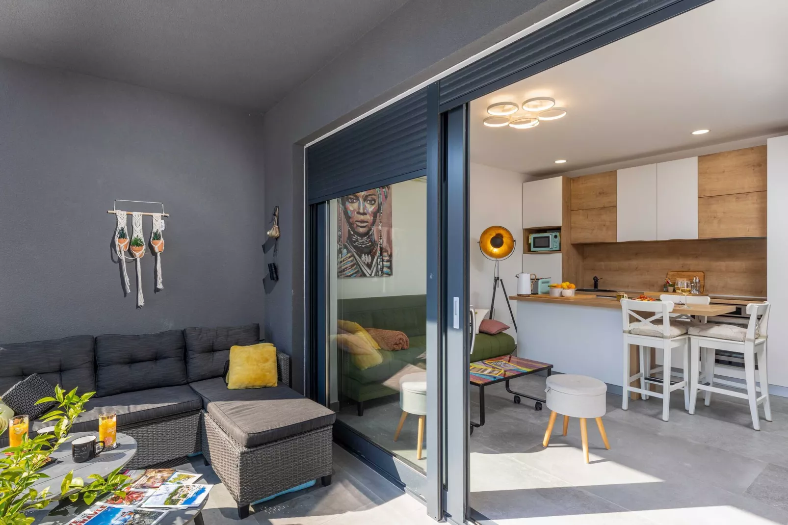 Apartment Good Vibes - One Bedroom Apartment with Balcony-Living room