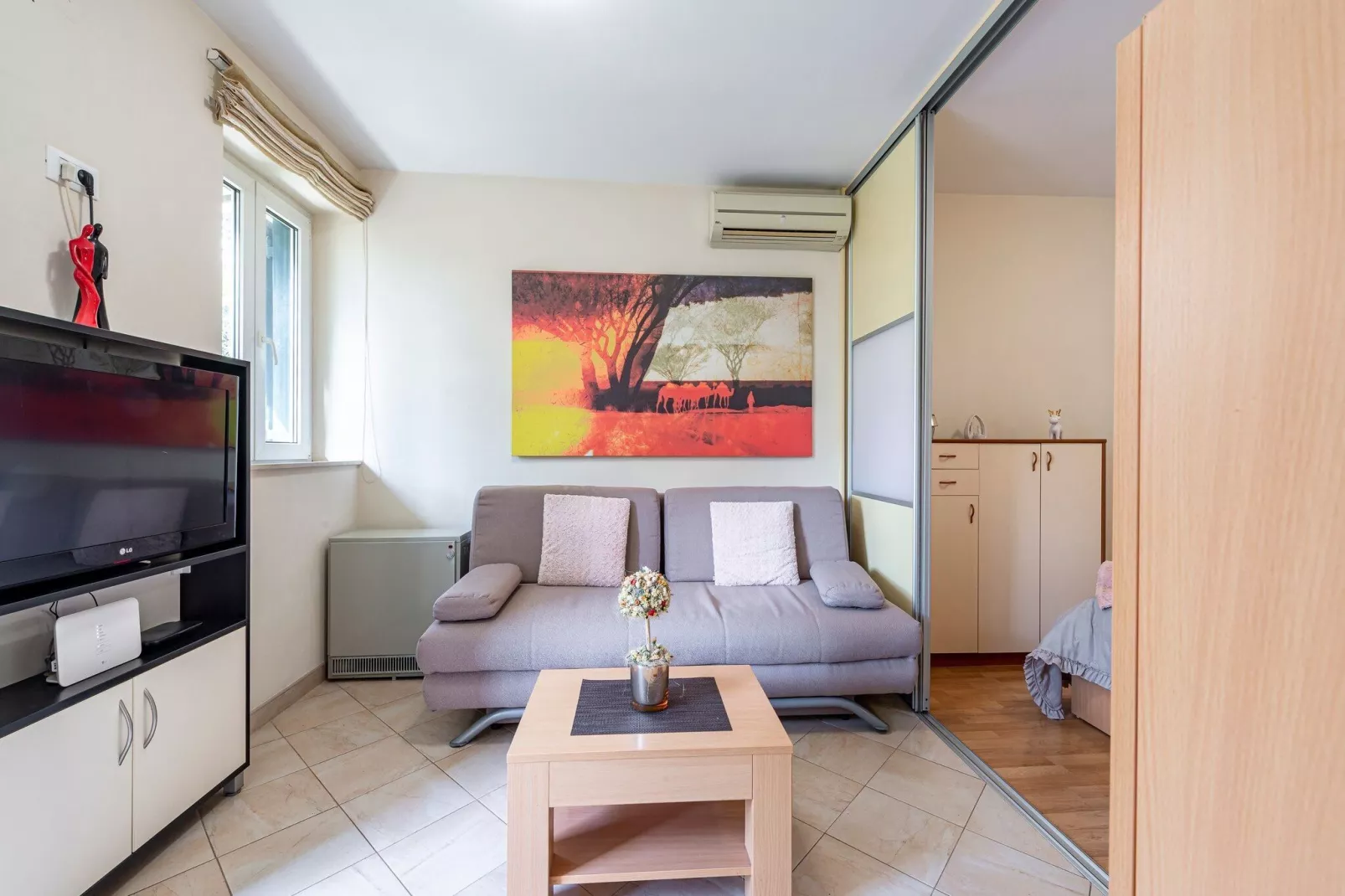 Green Terrace Apartment I - Studio Apartment with Terrace-Wohnzimmer