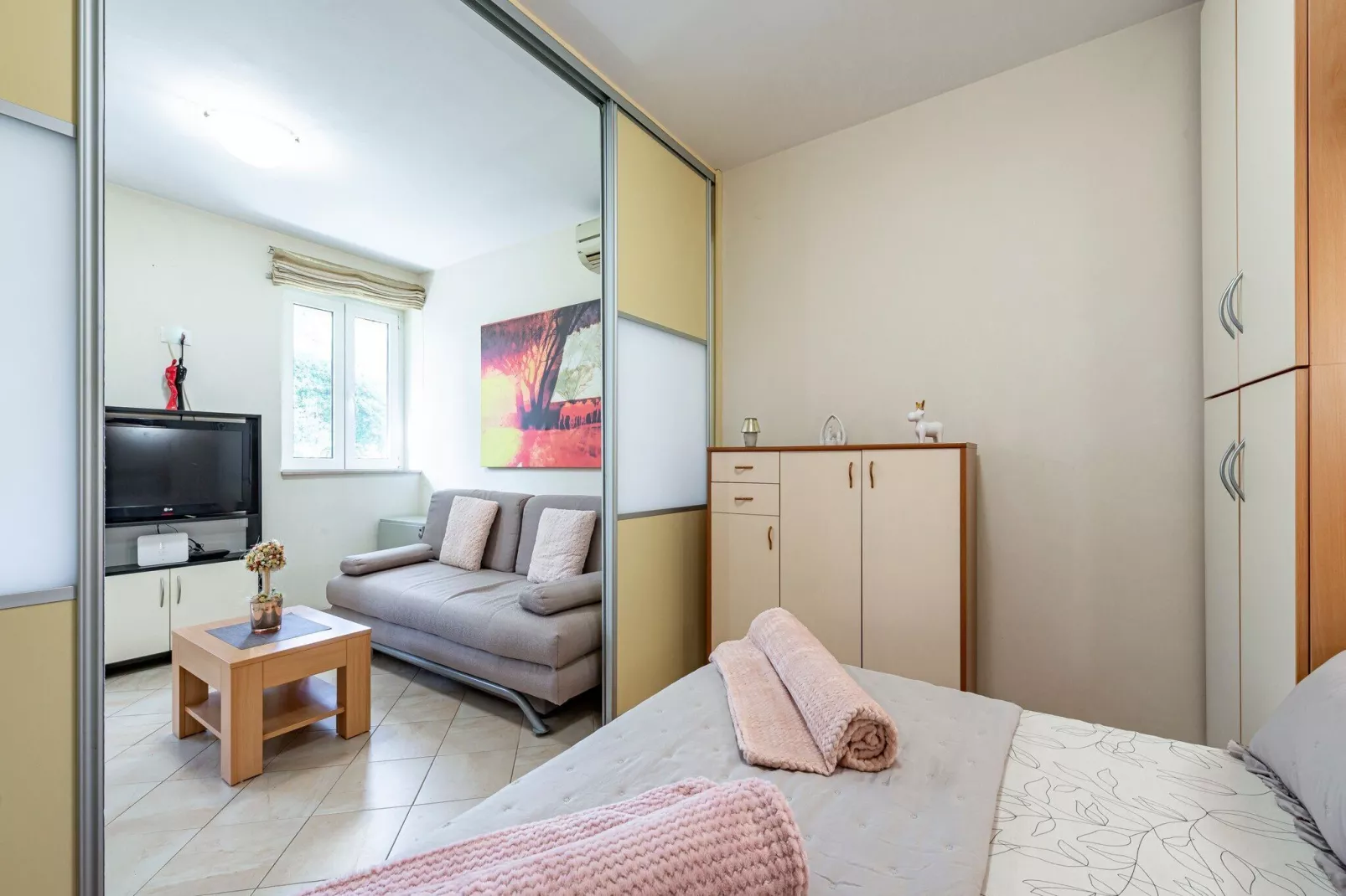 Green Terrace Apartment I - Studio Apartment with Terrace-Wohnzimmer
