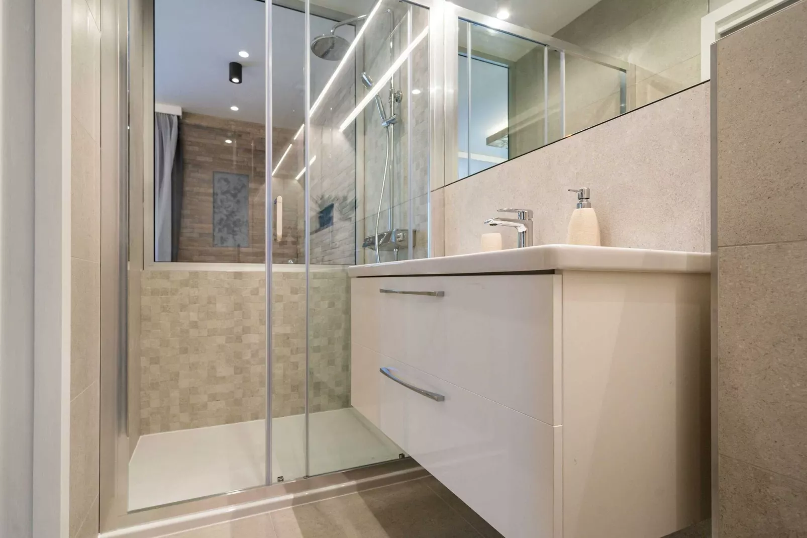 Apartments Villa Arcadia - Studio Apartment with Hot Tub and Shared Swimming Pool A1-Badezimmer