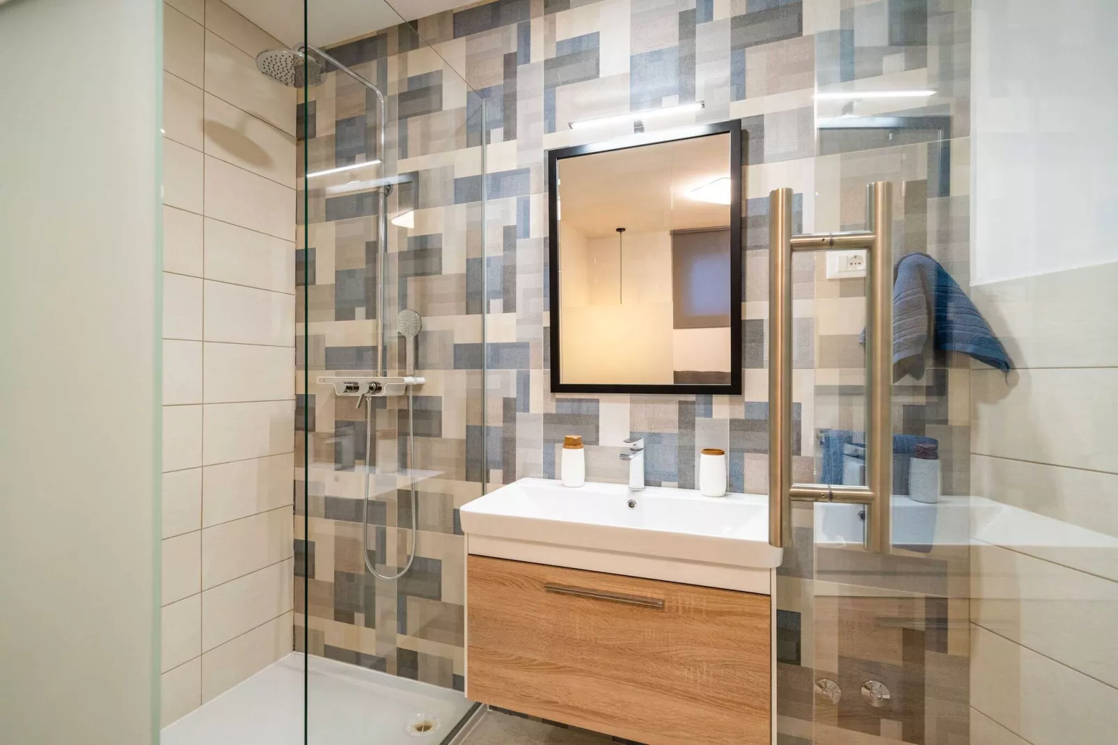 Apartments Villa Arcadia- Two Bedroom Apartment with Shared Swimming Pool A4-Salle de bain