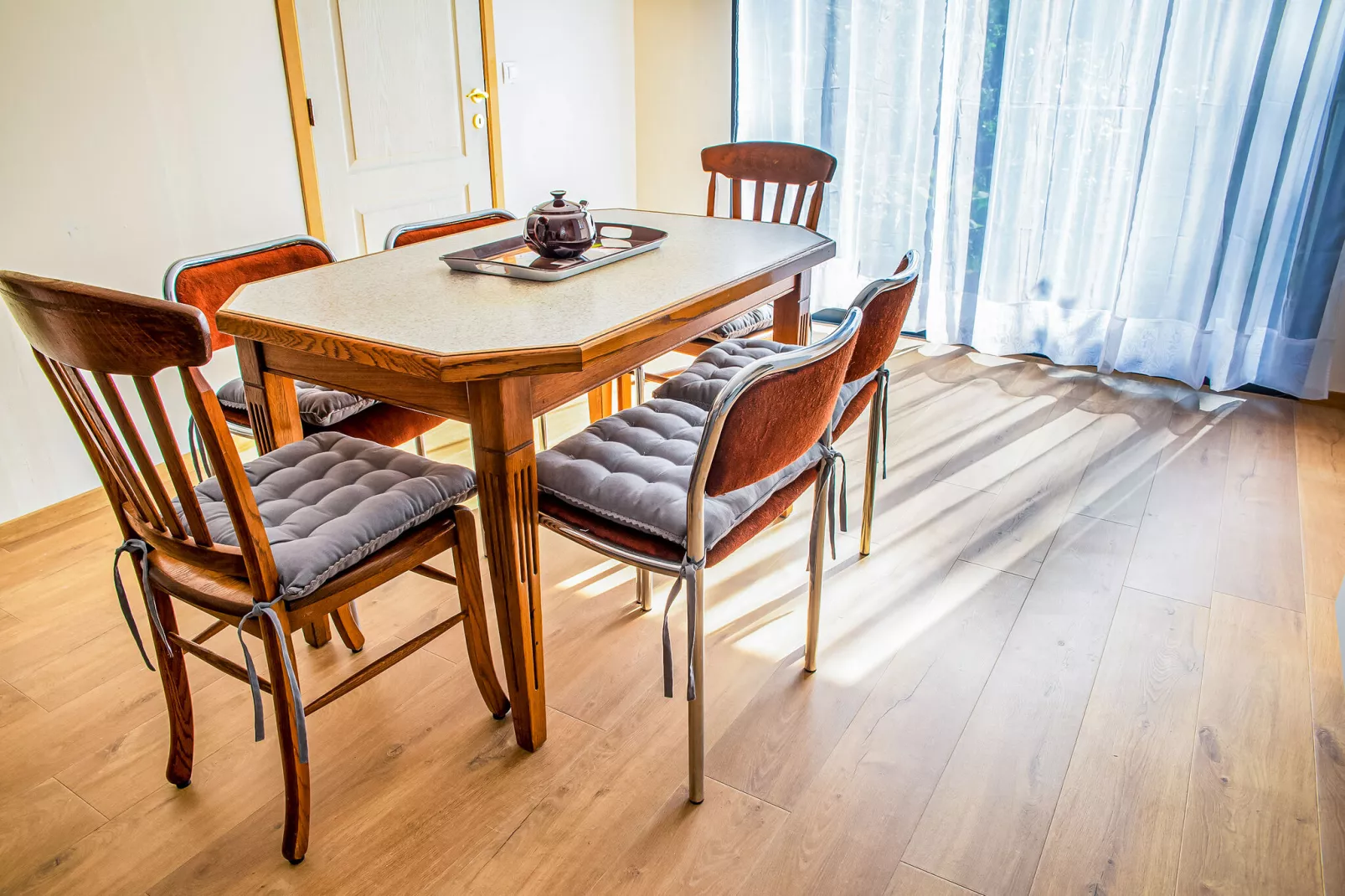 Les Hirondelles-Dining room