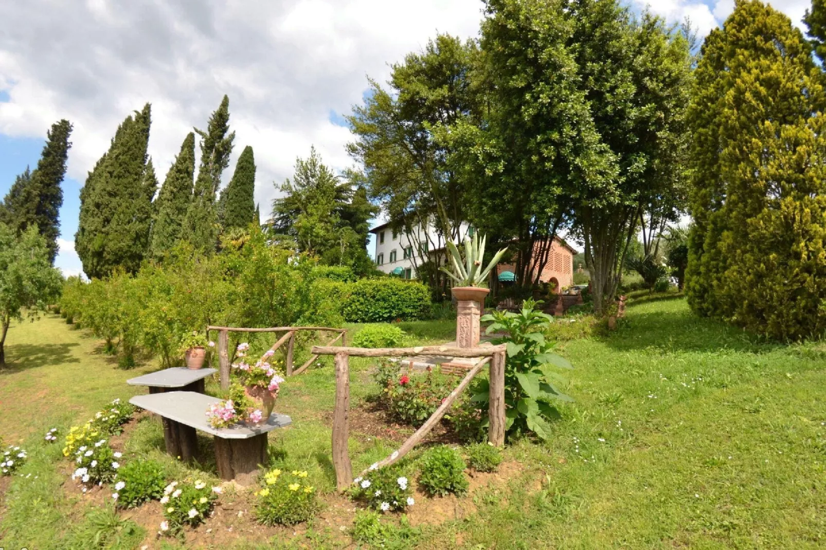 Il Borghetto-Gardens summer