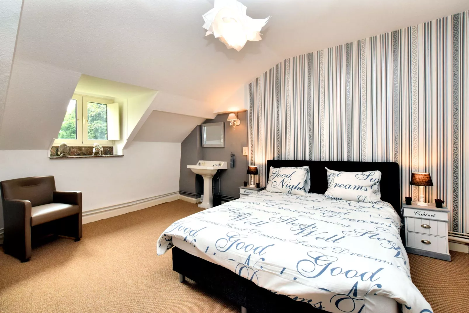 La Maison des Fleurs-Bedroom
