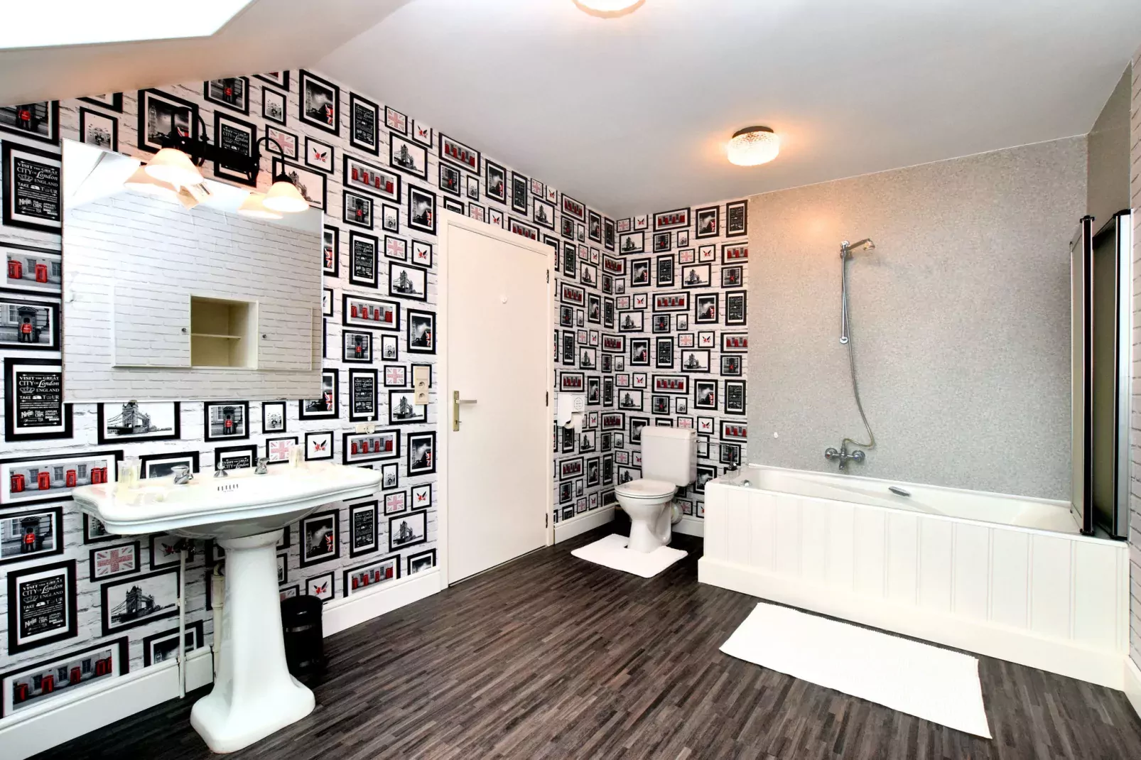 La Maison des Fleurs-Bathroom