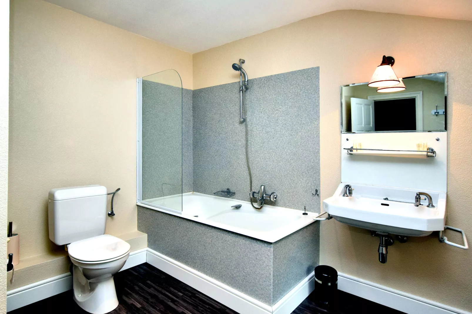 La Maison des Fleurs-Bathroom