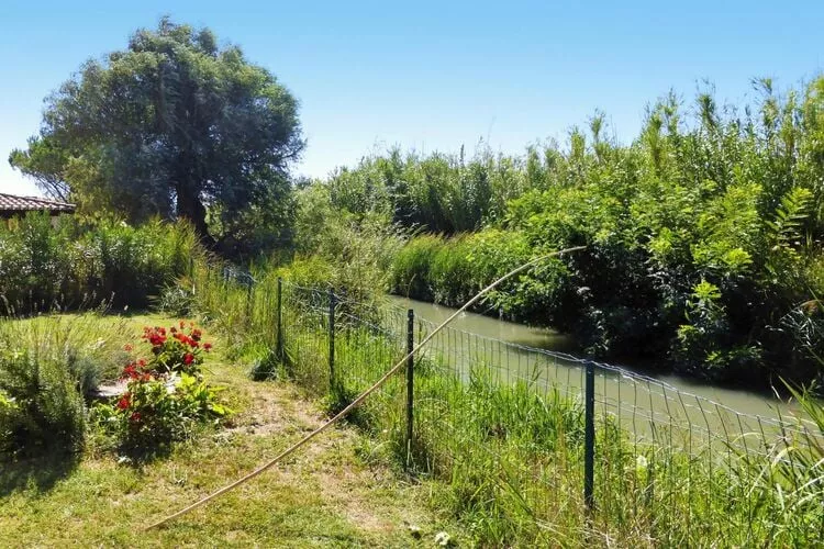 Holiday home Salin-de-Giraud-Gardens summer