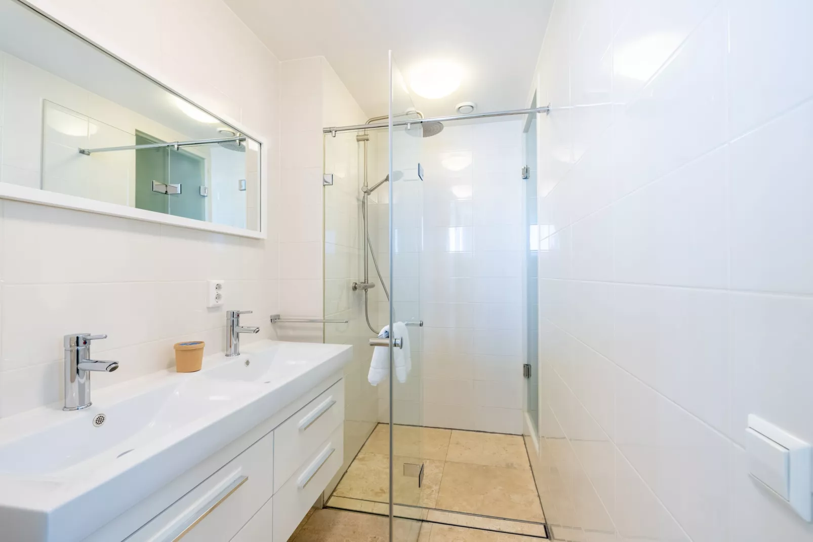De ZeeParel Pink Shrimp-Bathroom