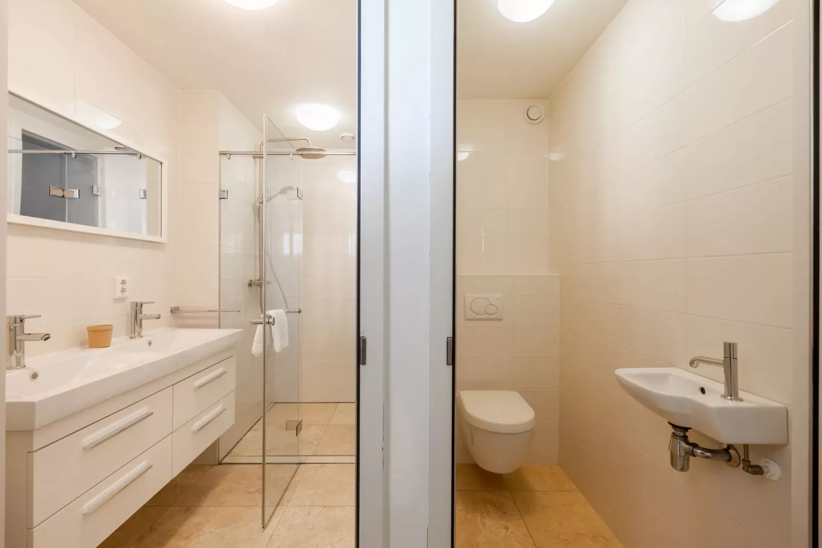 De ZeeParel Pink Shrimp-Bathroom