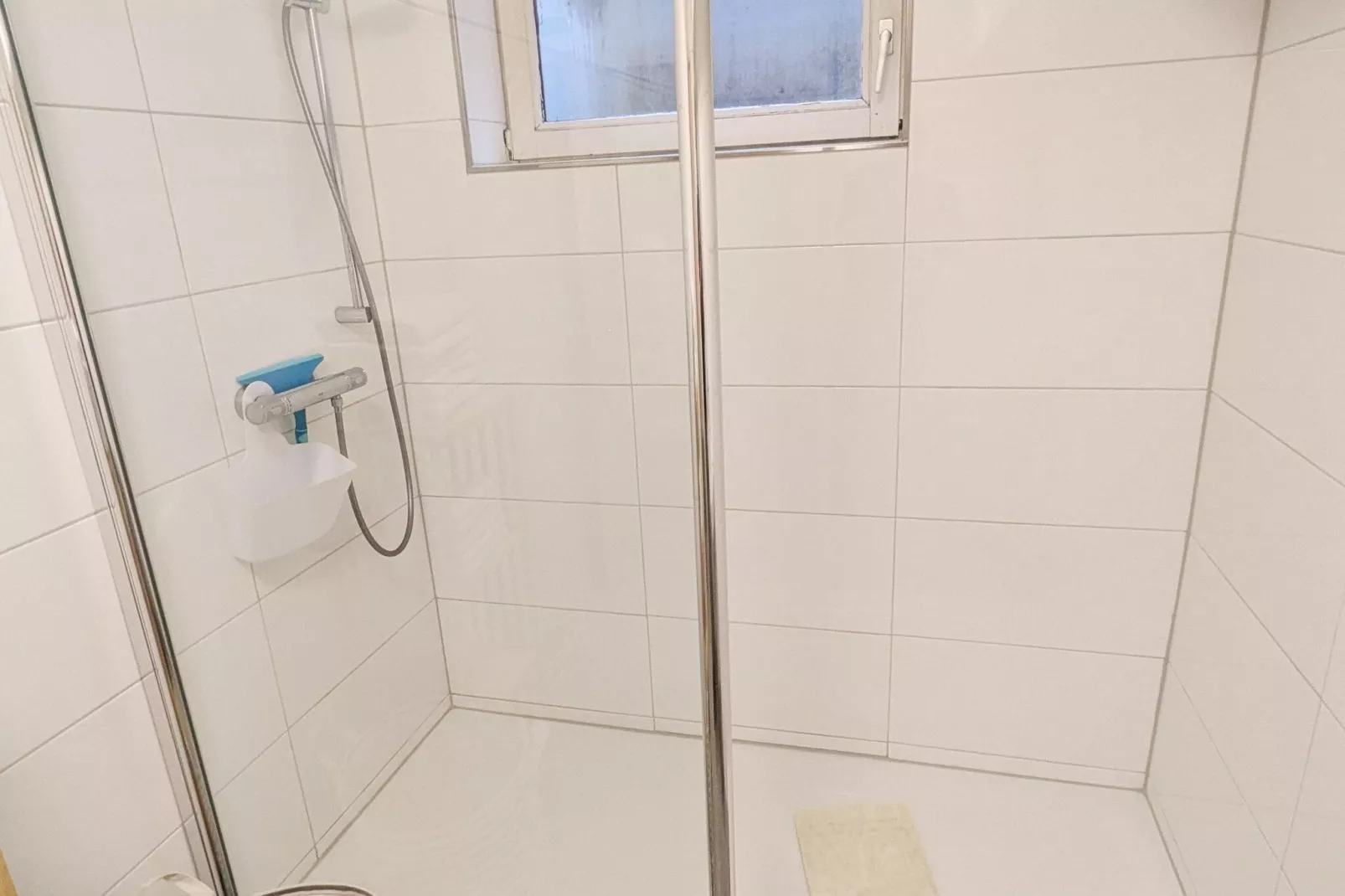 Flora-Bathroom