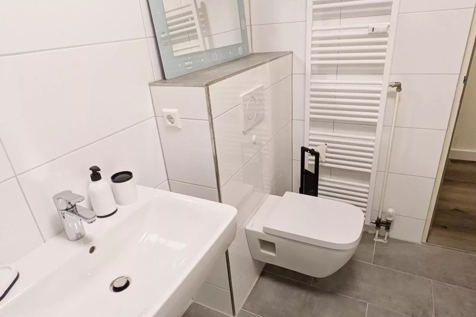 Flora-Bathroom
