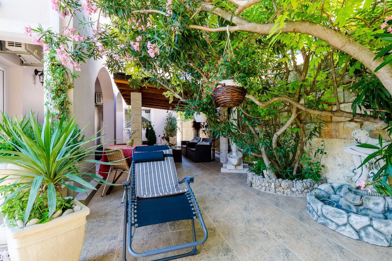 Apartments Villa Aura - Comfort Studio Apartment 8 with shared swimming pool-Terrace