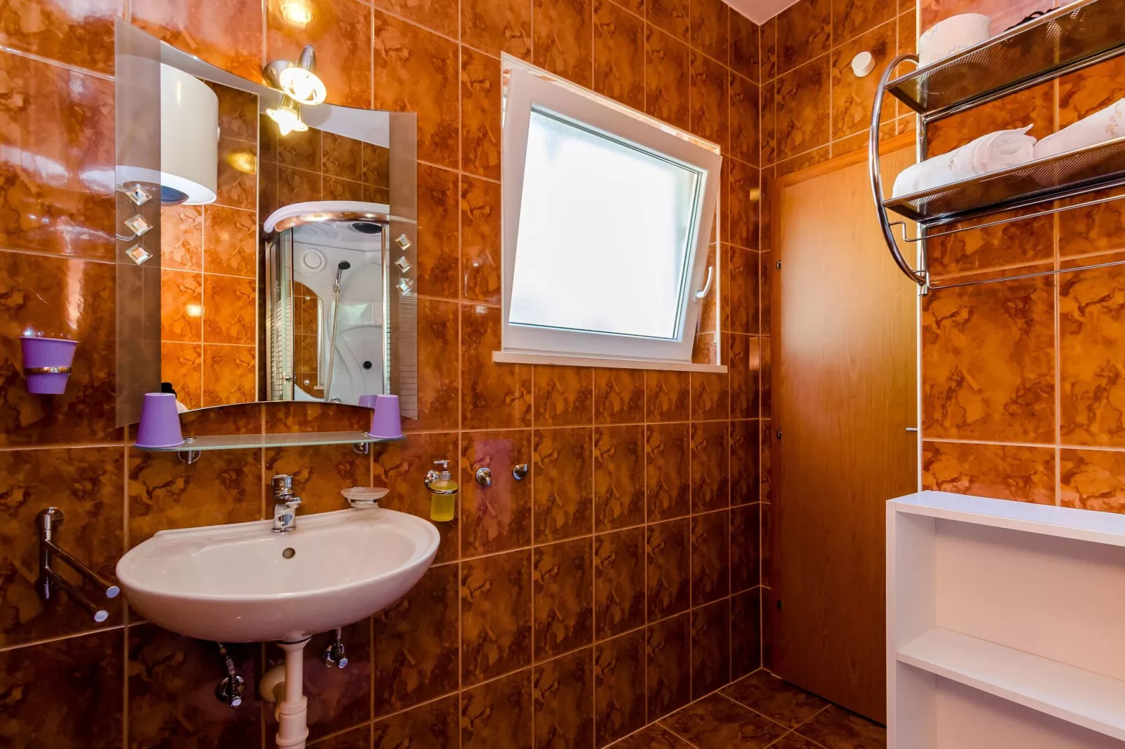 Apartments Aura - Comfort Studio Apartment 2 with shared swimming pool-Bathroom