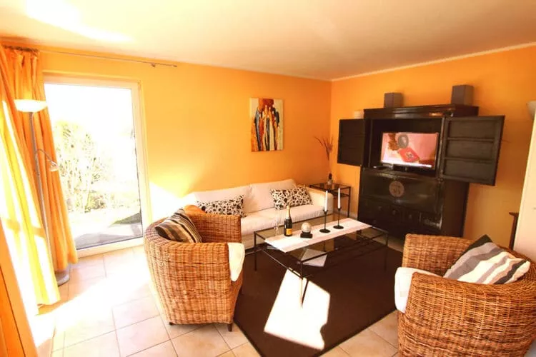 Apartments Aura - Comfort Studio Apartment 2 with shared swimming pool-Living room