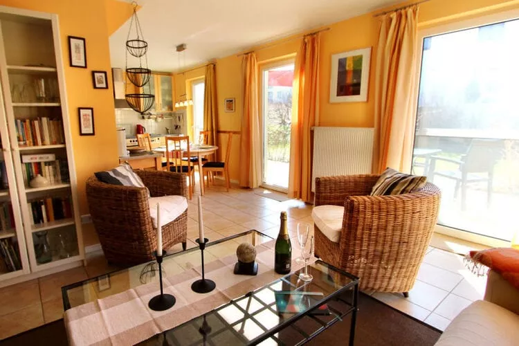 Apartments Aura - Comfort Studio Apartment 2 with shared swimming pool-Dining room
