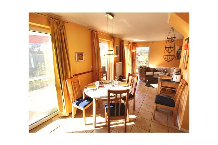 Apartments Aura - Comfort Studio Apartment 2 with shared swimming pool-Dining room