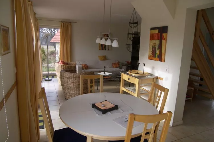 Apartments Aura - Comfort Studio Apartment 2 with shared swimming pool-Dining room