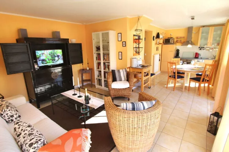 Apartments Aura - Comfort Studio Apartment 2 with shared swimming pool-Dining room