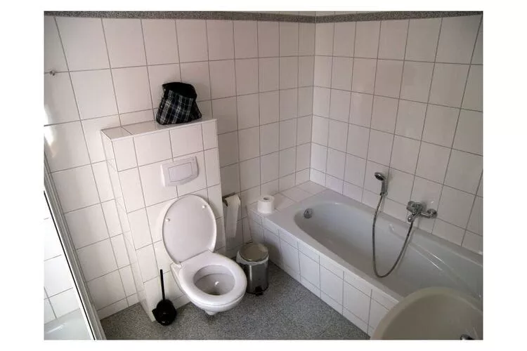 Apartments Aura - Comfort Studio Apartment 2 with shared swimming pool-Bathroom