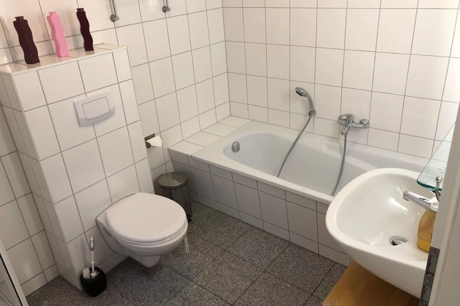 Apartments Aura - Comfort Studio Apartment 2 with shared swimming pool-Bathroom