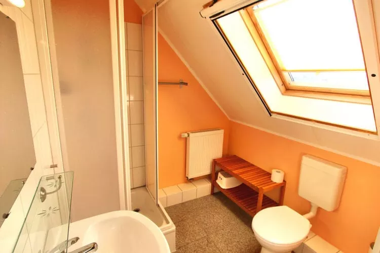 Apartments Aura - Comfort Studio Apartment 2 with shared swimming pool-Bathroom
