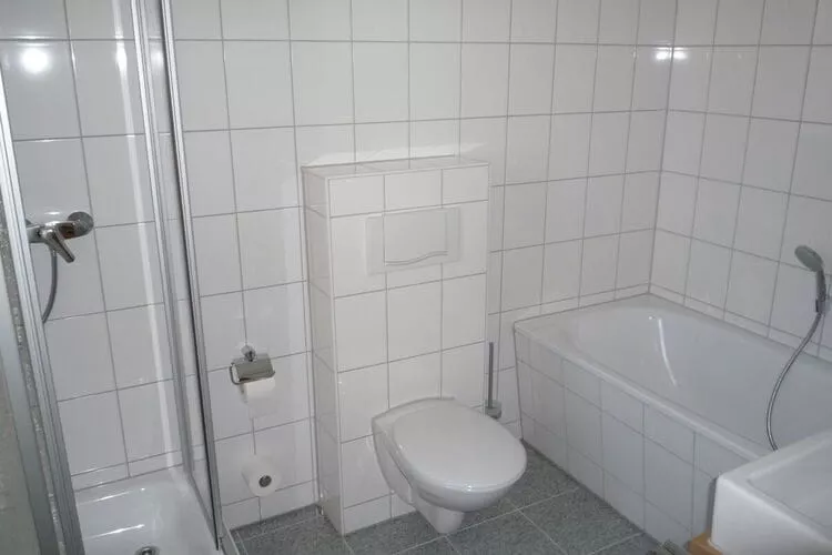 Apartments Aura - Comfort Studio Apartment 2 with shared swimming pool-Bathroom