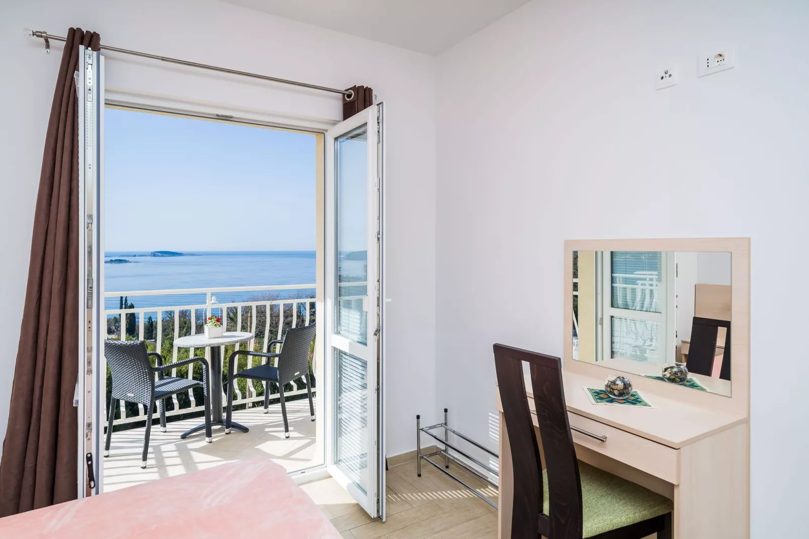 Villa Samba - Superior One-Bedroom Apartment with Balcony and Sea View-Living room