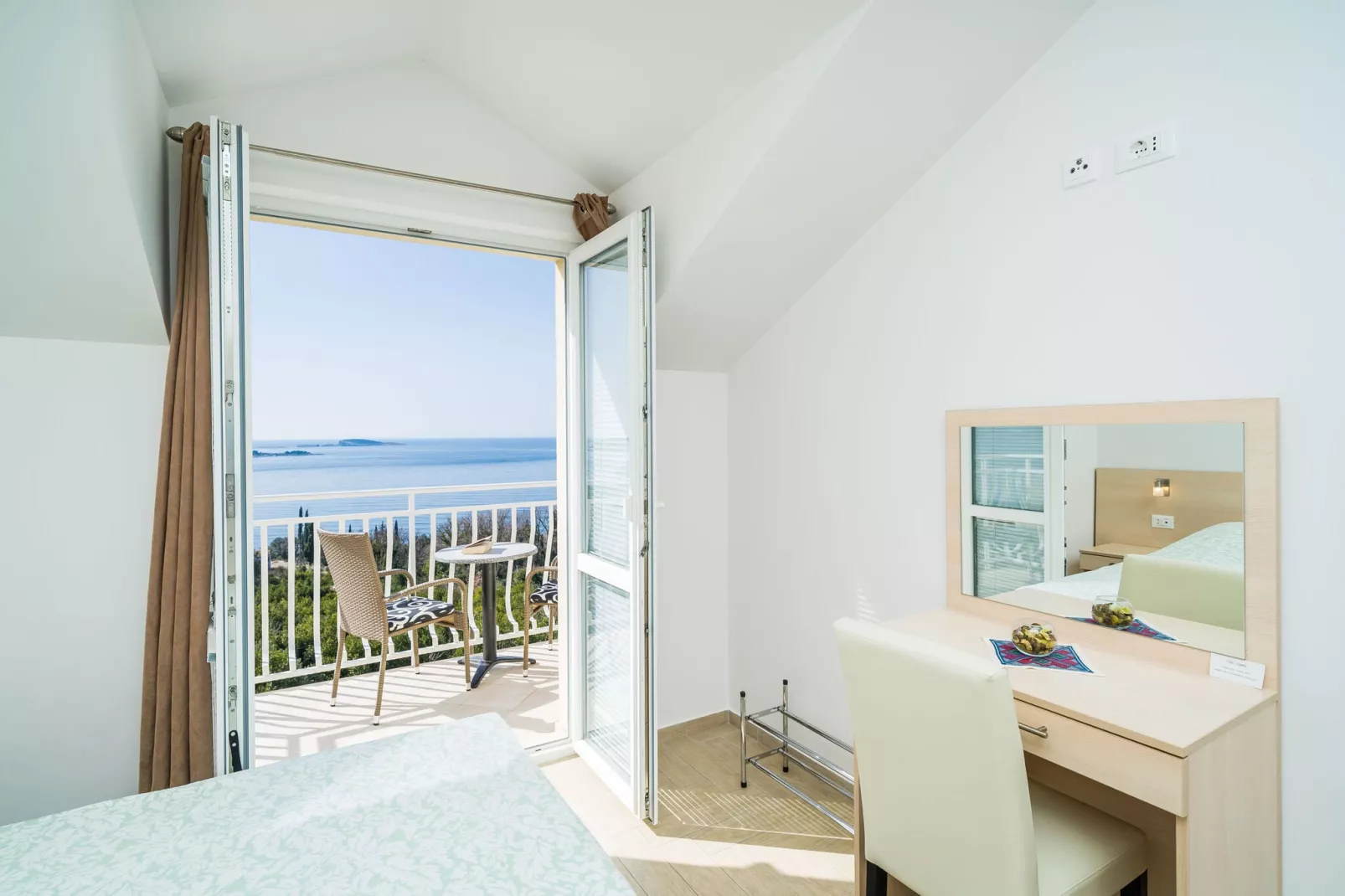 Villa Samba - Superior One-Bedroom Apartment with Balcony and Sea View-Bedroom