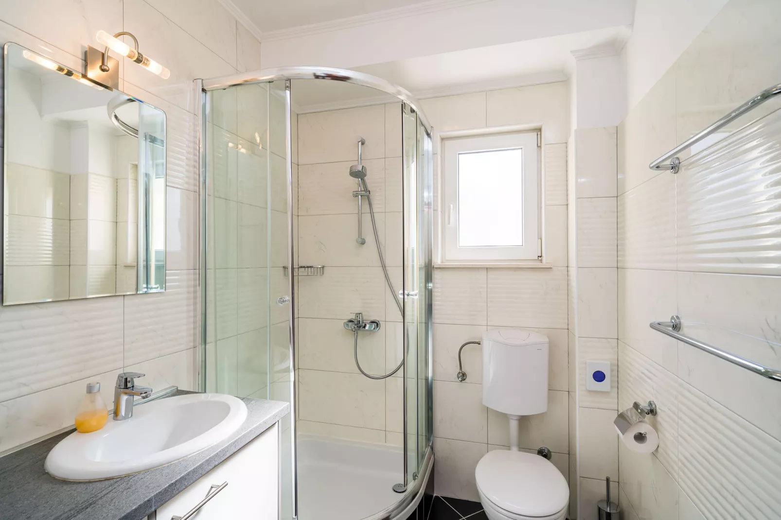 Villa Samba - Superior One-Bedroom Apartment with Balcony and Sea View-Bathroom