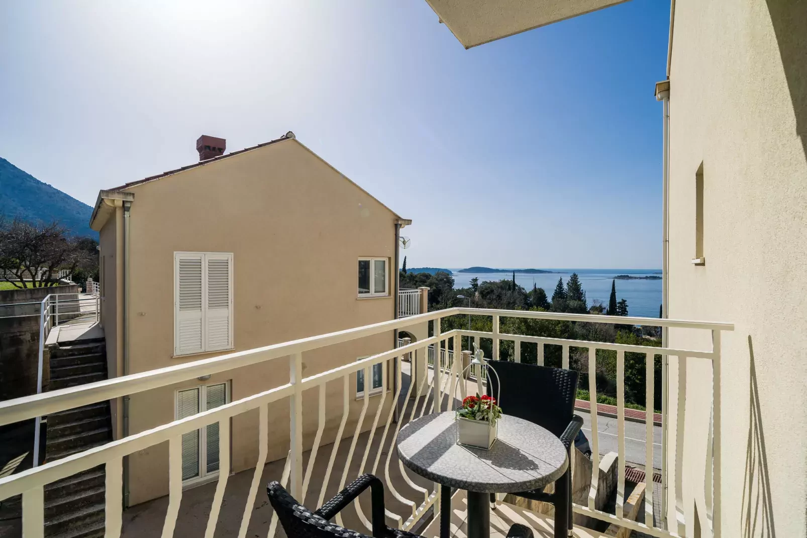 Villa Samba -  Luxury One-Bedroom Apartment with Balcony and Sea View-Terrace balcony